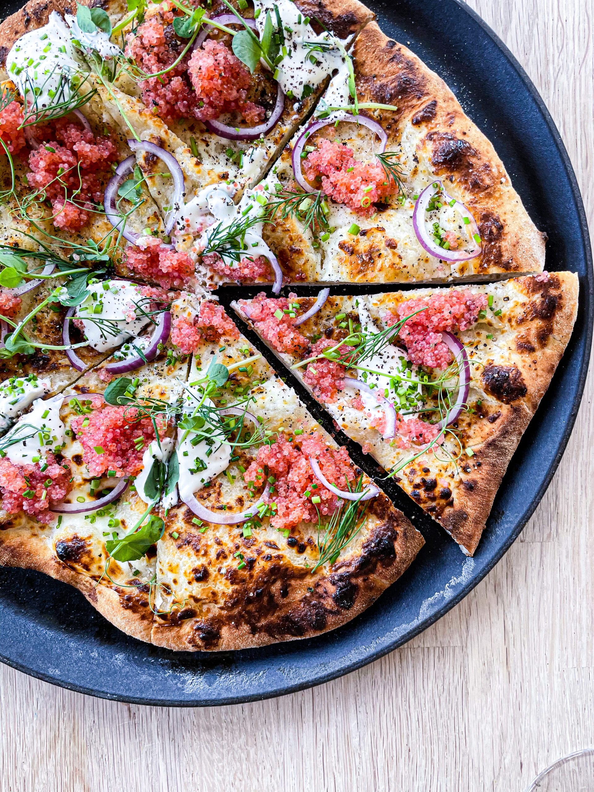 Pizza med stenbiderrogn - Opskrift på skøn pizza topping