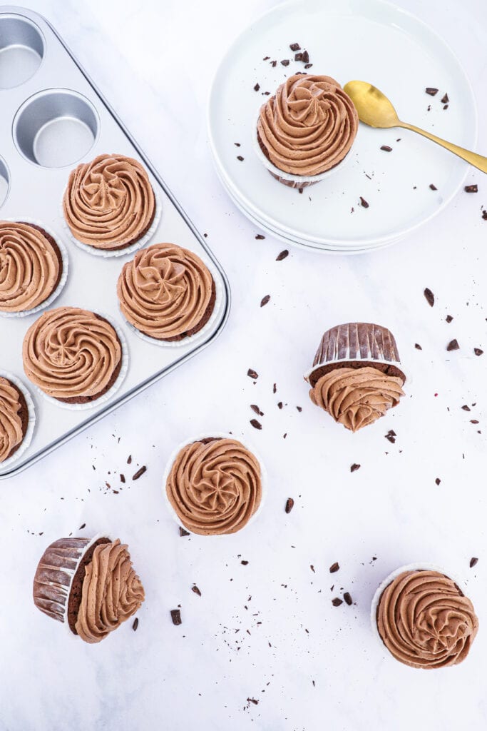 Chokolademuffins med nutella frosting - Opskrift på choko muffins