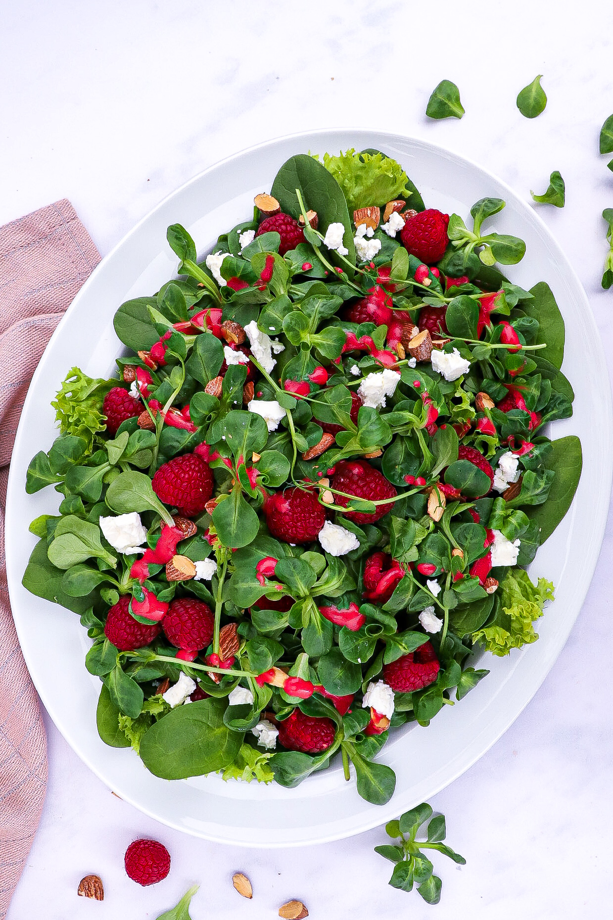 Grøn salat med hindbær - Opskrift på hindbærsalat med feta