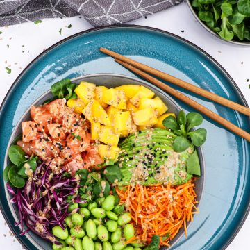 Poke bowl med laks - Opskrift på Poké bowl med laks