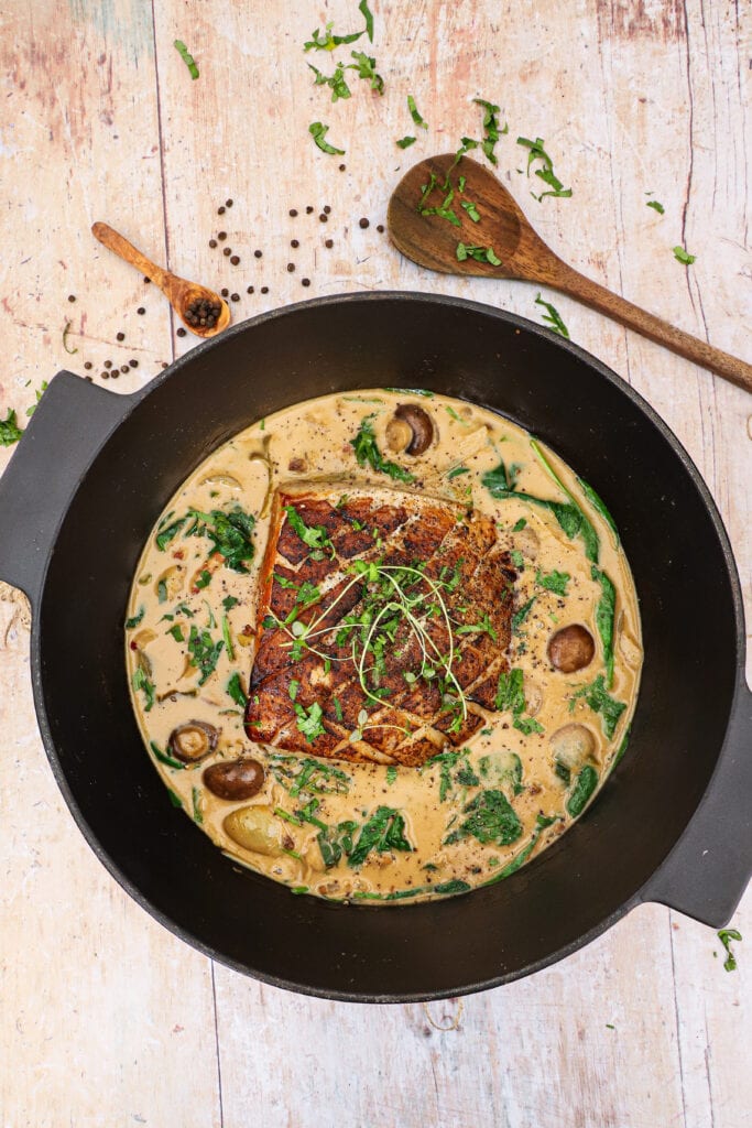 Skinkeculotte i flødesauce - Opskrift på skinkeculotte i gryde