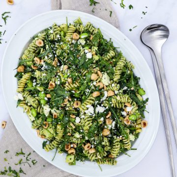 Pastasalat med pesto - Opskrift på pastasalat med pesto og feta