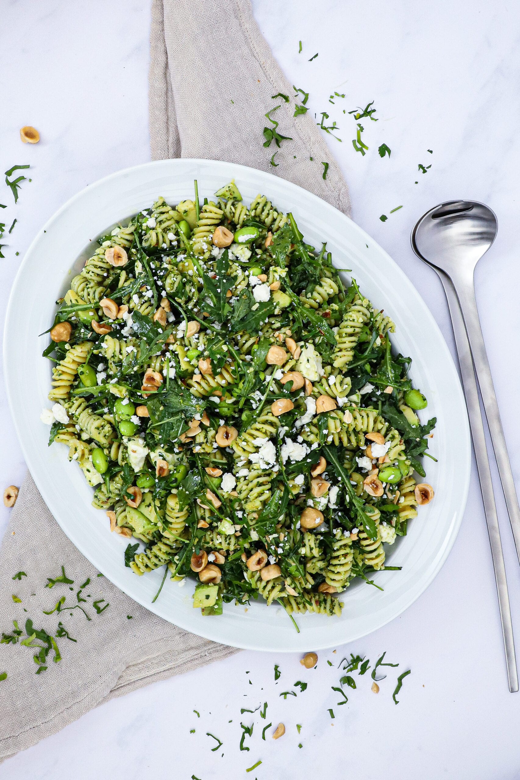 Pastasalat med pesto - Opskrift på pastasalat med pesto og feta