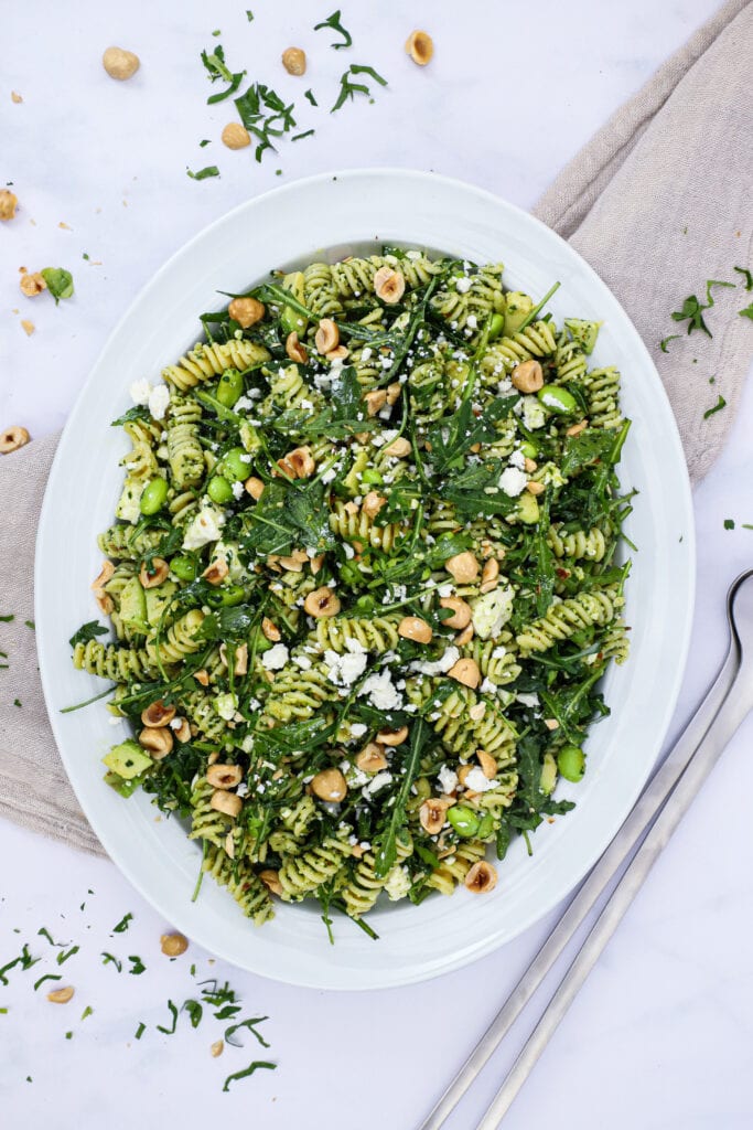Pastasalat med pesto - Opskrift på pastasalat med pesto og feta