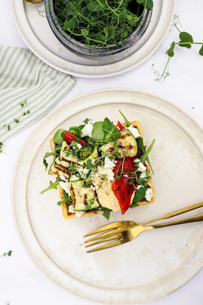 Vafler med grillet grønt og hummus - Opskrift på vegetar vafler