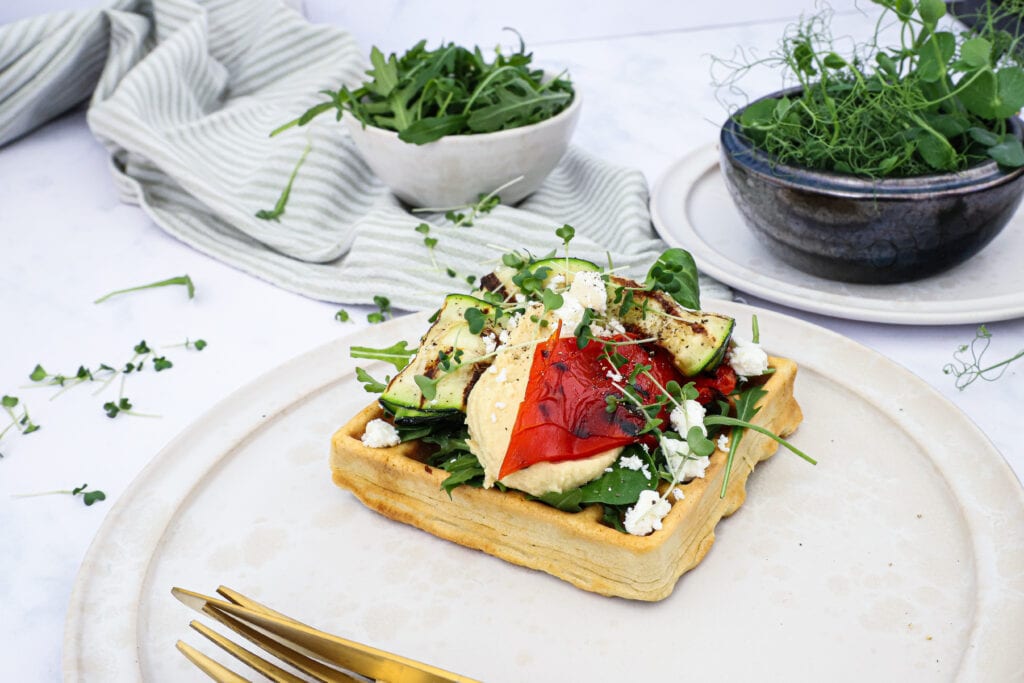 Vafler med grillet grønt og hummus - Opskrift på vegetar vafler