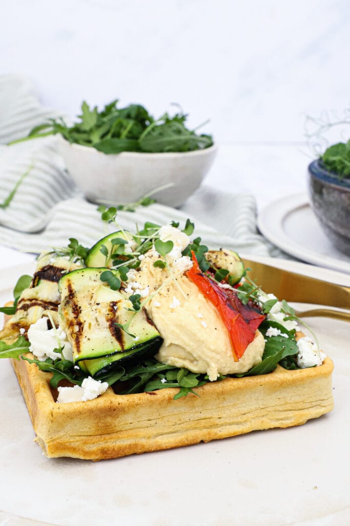 Vafler med grillet grønt og hummus - Opskrift på vegetar vafler