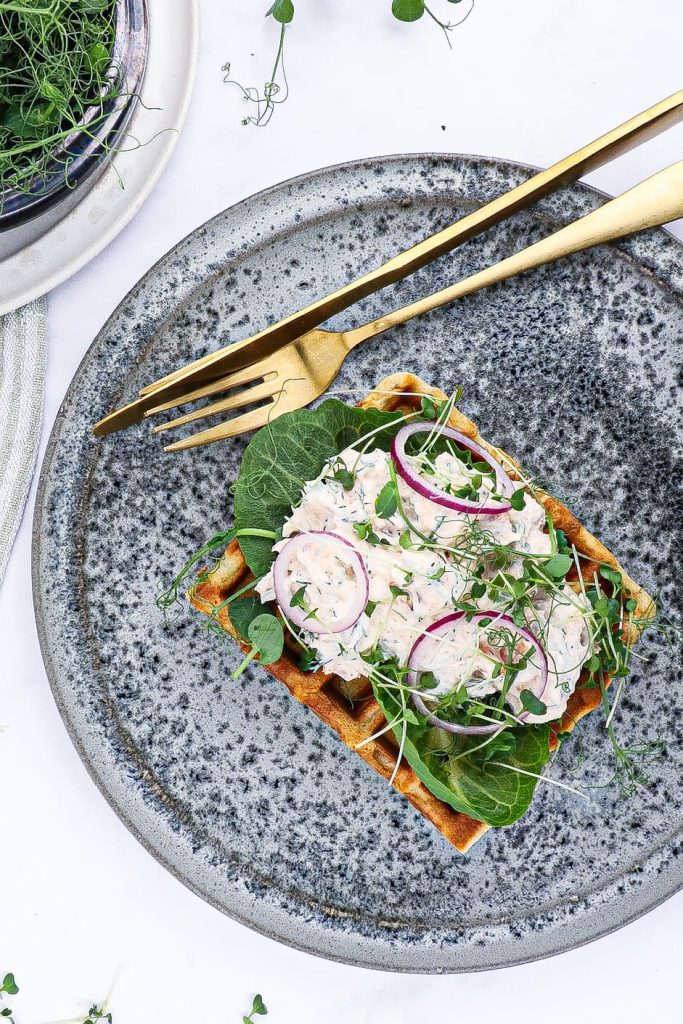 Vafler med varmrøget laksesalat - Opskrift på laksesalat