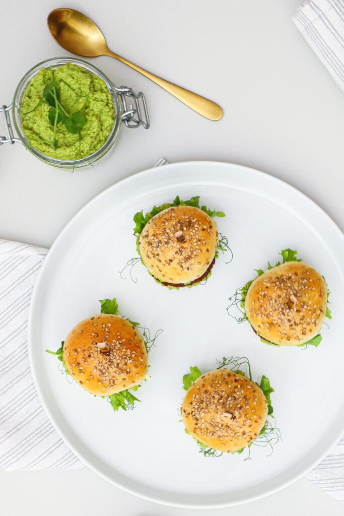 Vegetar sliders - Opskrift på sliders med vegetarbøf og ærtehummus