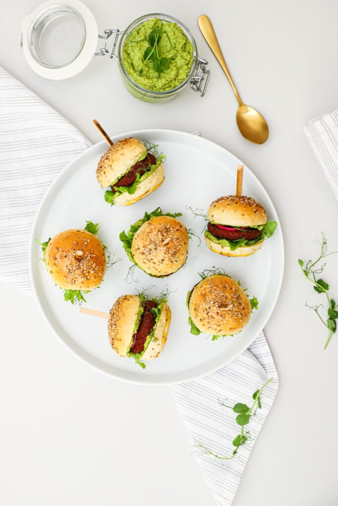 Vegetar sliders - Opskrift på sliders med vegetarbøf og ærtehummus