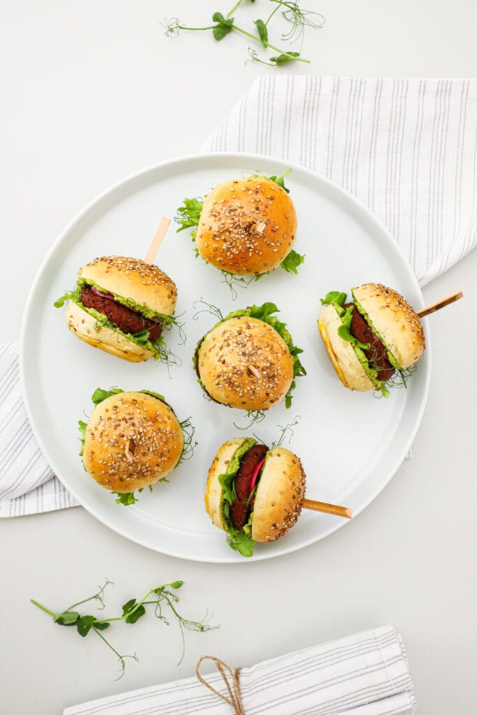 Vegetar sliders - Opskrift på sliders med vegetarbøf og ærtehummus