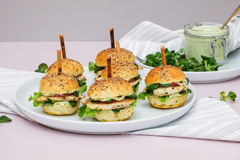 Sliders med kylling - Opskrift på sliders med estragon mayo
