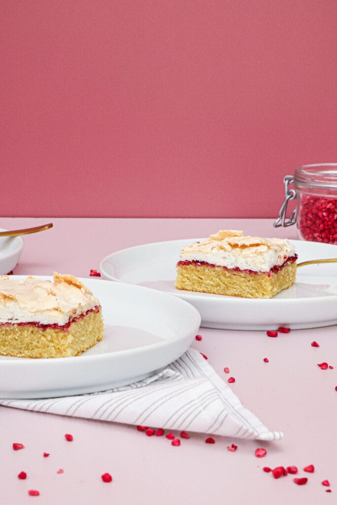 Bedstefars skæg kage - Opskrift med marcipan, citron og hindbær