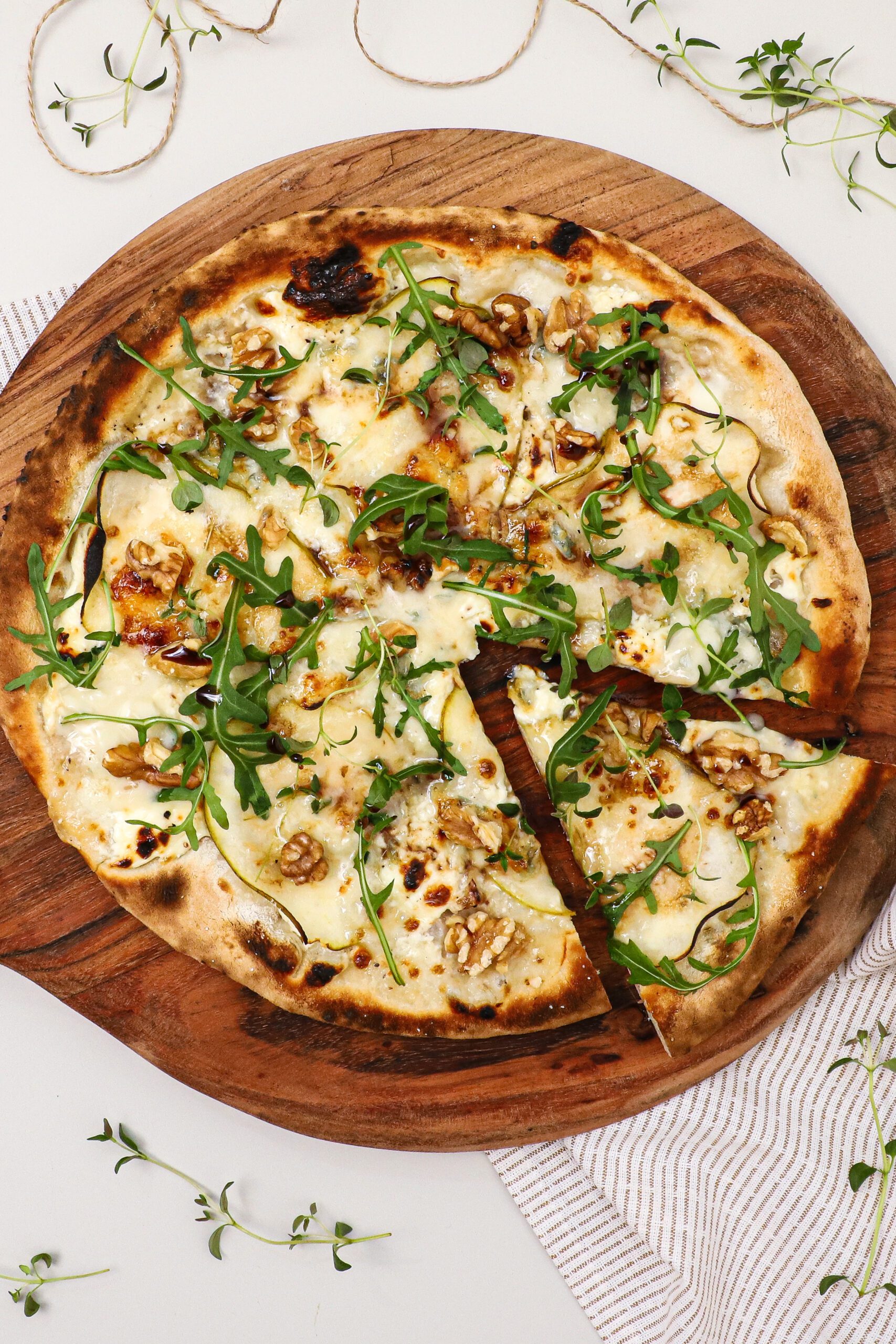 Pizza bianco med gorgonzola - Opskrift med pærer og valnødder