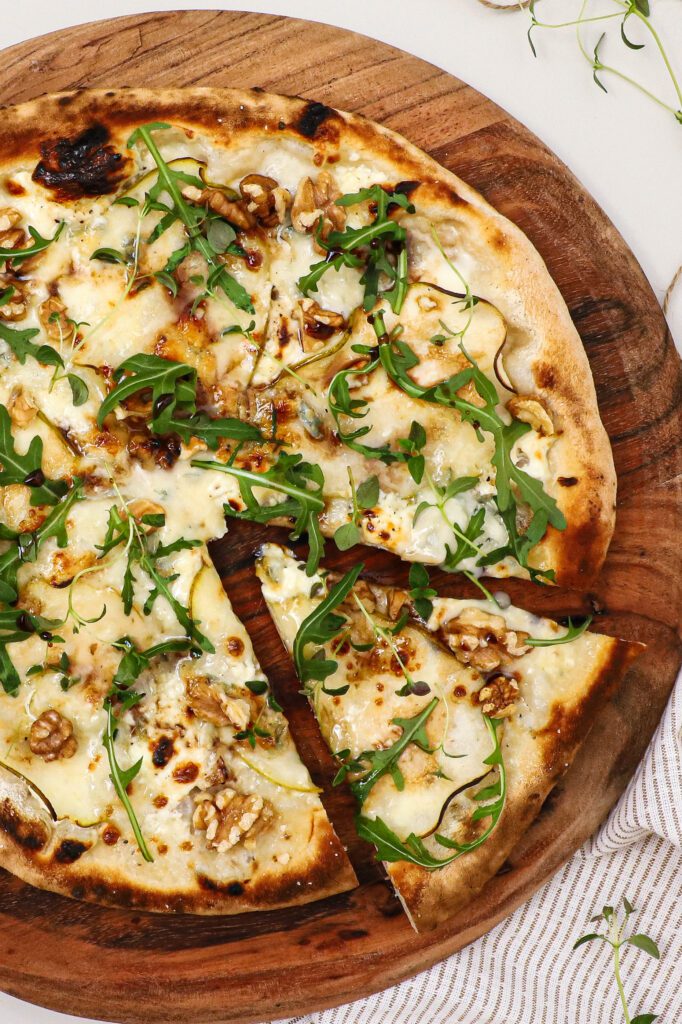 Pizza bianco med gorgonzola - Opskrift med pærer og valnødder