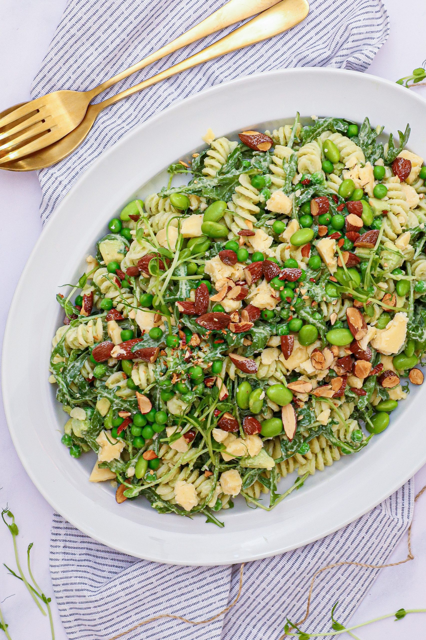 Cremet pastasalat med avocadodressing - Opskrift på pastasalat