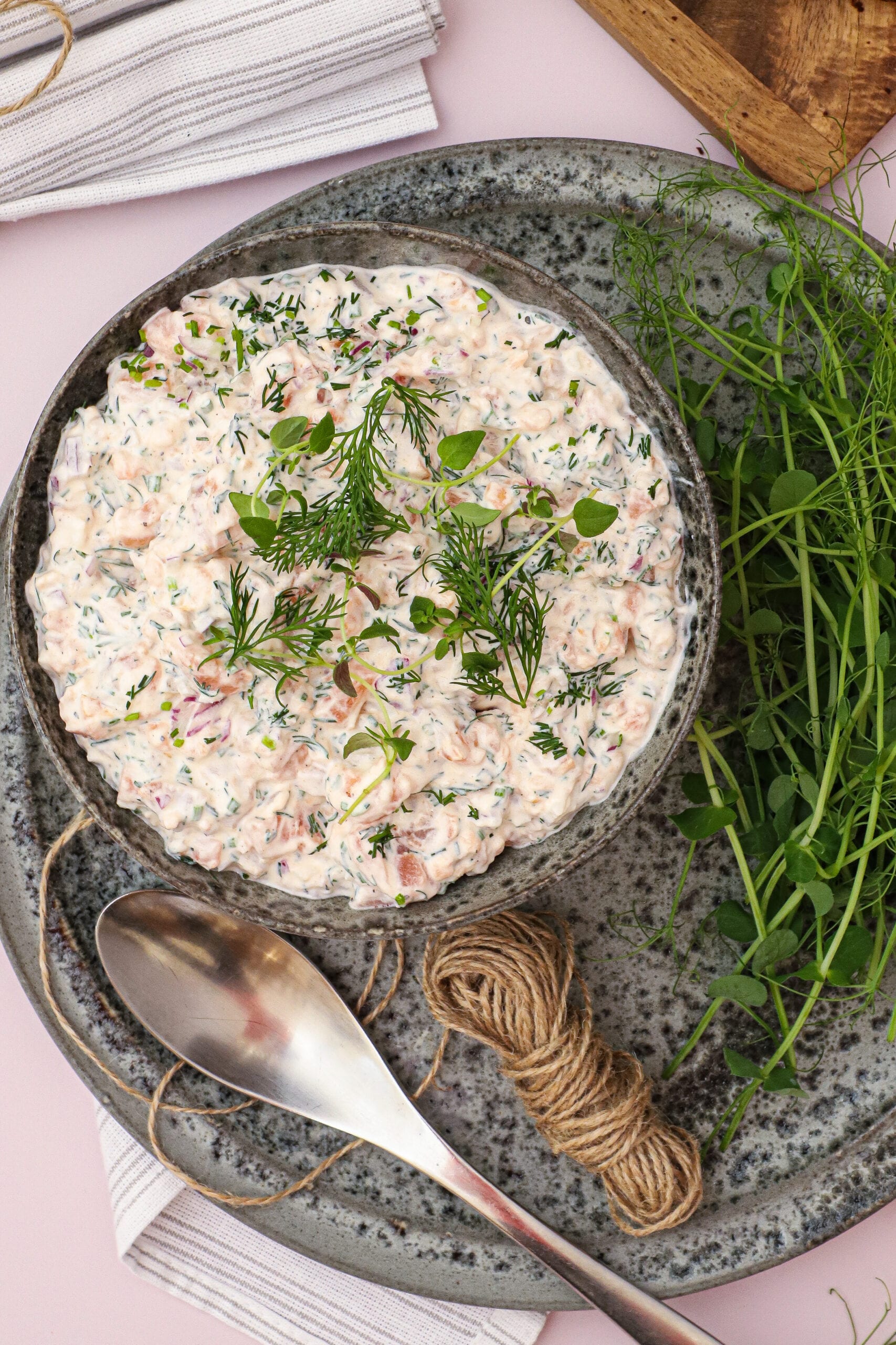 Laksesalat med røget laks - Opskrift på laksesalat med urter