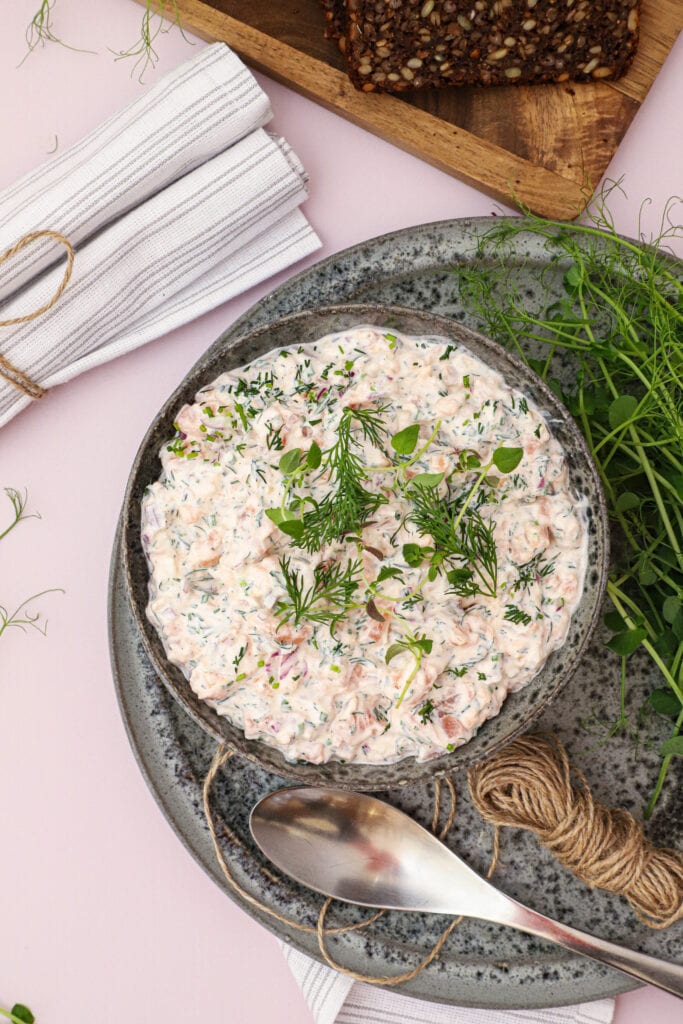 Laksesalat med røget laks - Opskrift på laksesalat med urter