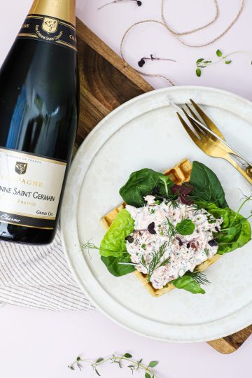 Vafler med laksesalat - Opskrift på lækre madvafler med laks