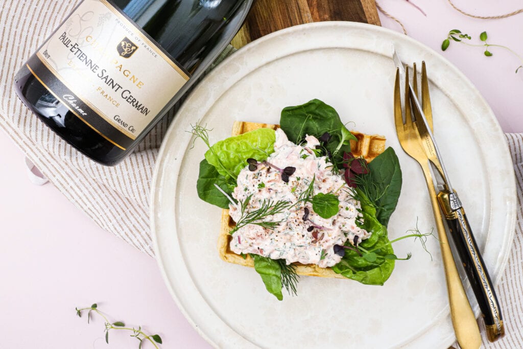 Vafler med laksesalat - Opskrift på lækre madvafler med laks
