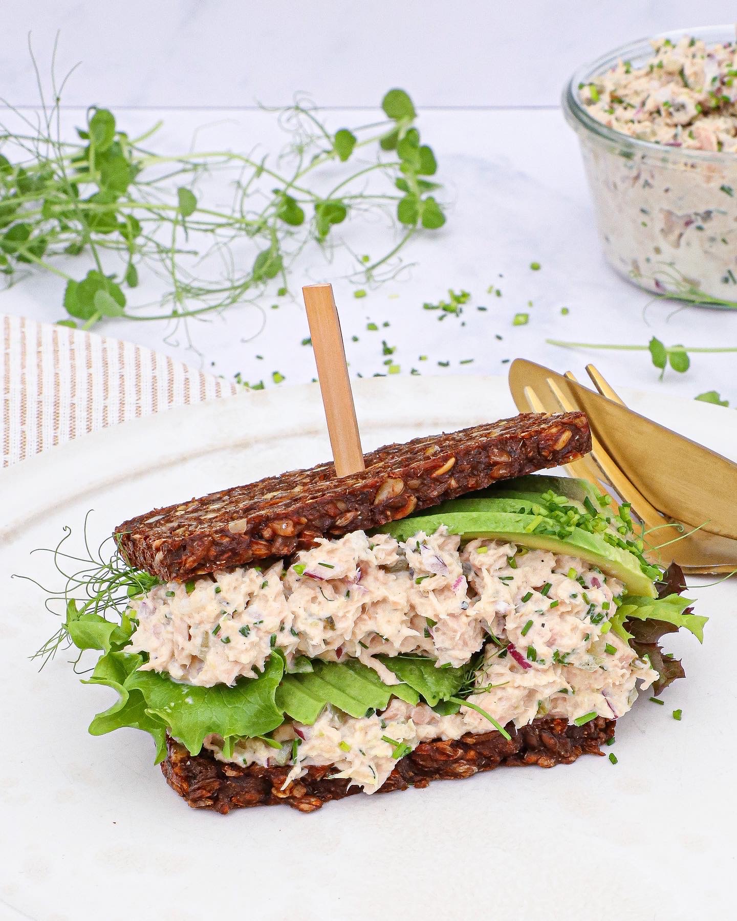 Tunsandwich - Opskrift på ristet rugbrødssandwich med tunsalat