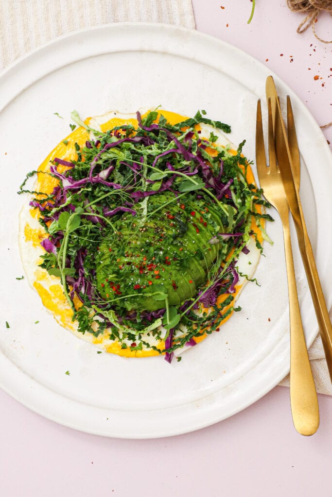 Spejlæg med kål og avocado - Opskrift på sund morgenmad