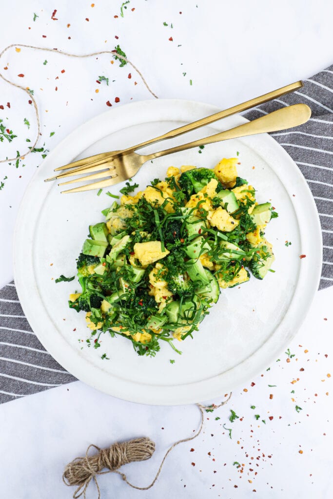 Scrambled eggs med grøntsager - Opskrift på sund morgenmad