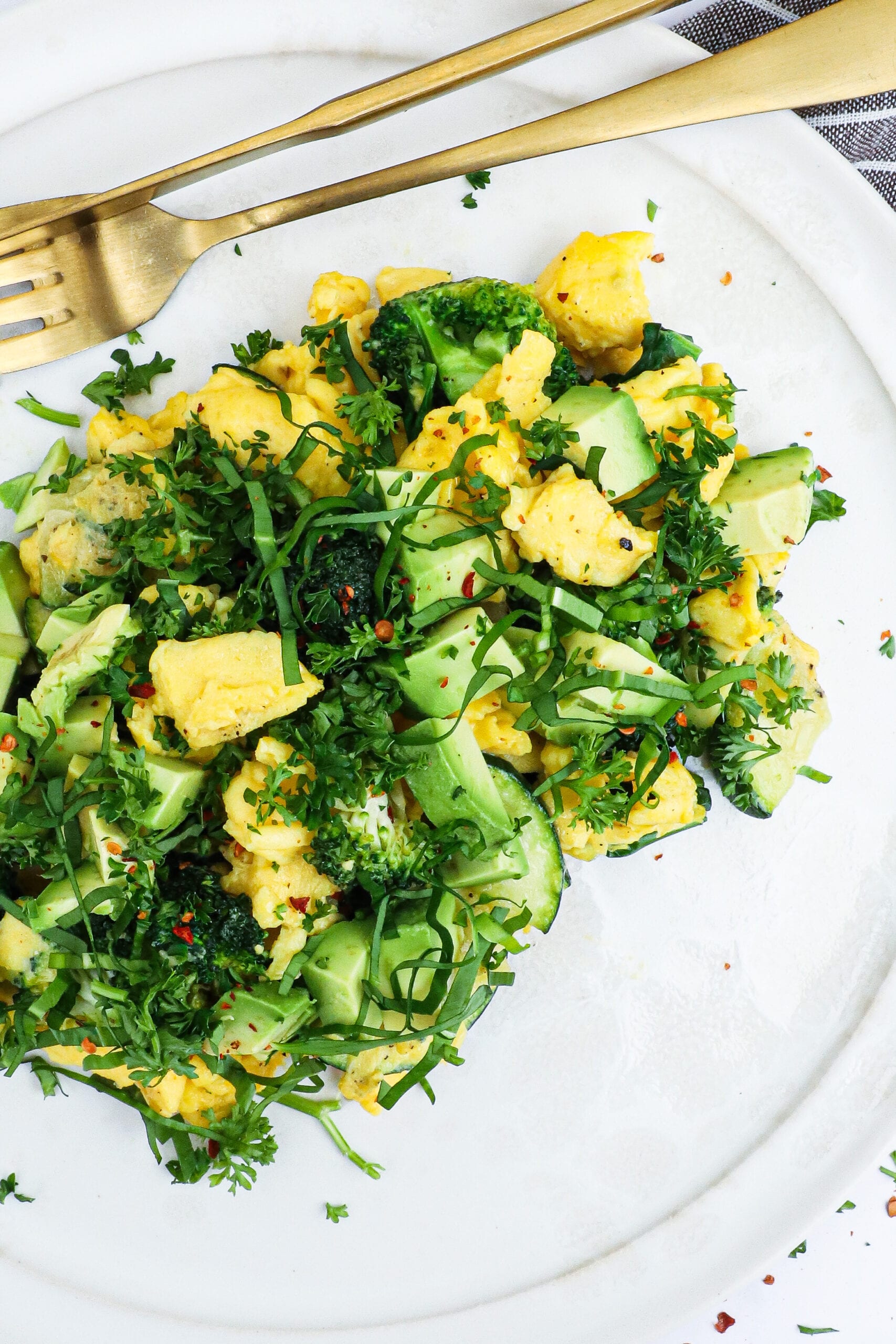Scrambled eggs med grøntsager - Opskrift på sund morgenmad