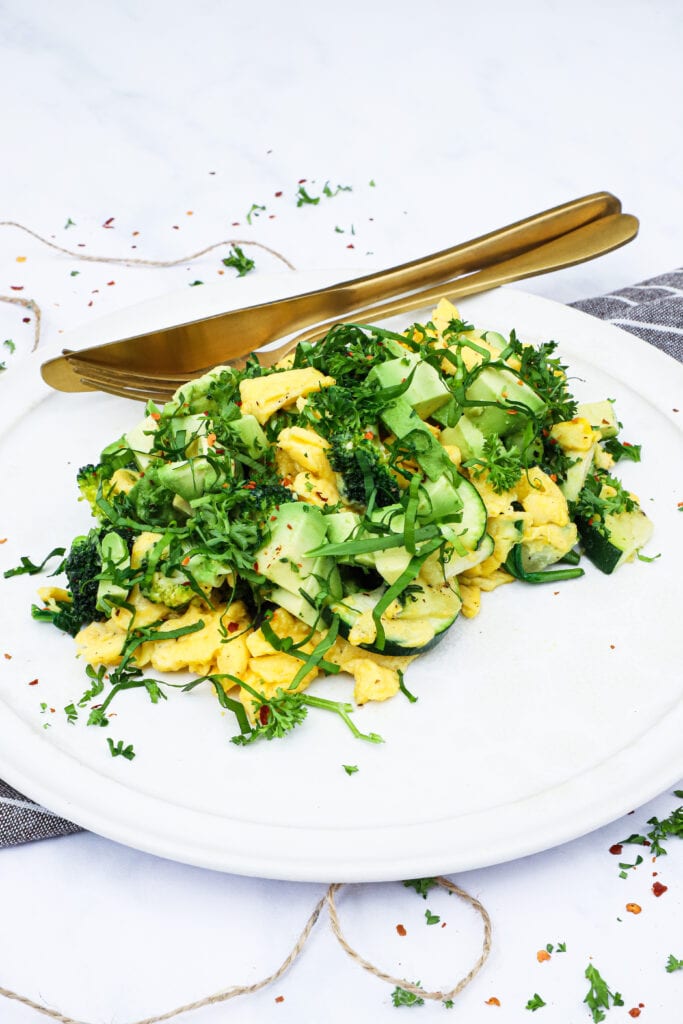 Scrambled eggs med grøntsager - Opskrift på sund morgenmad