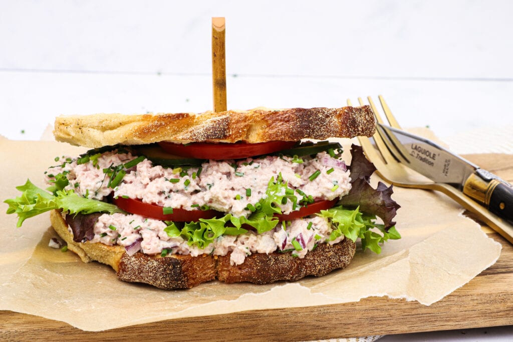 Sandwich med skinkesalat - Opskrift på skinkesalat sandwich