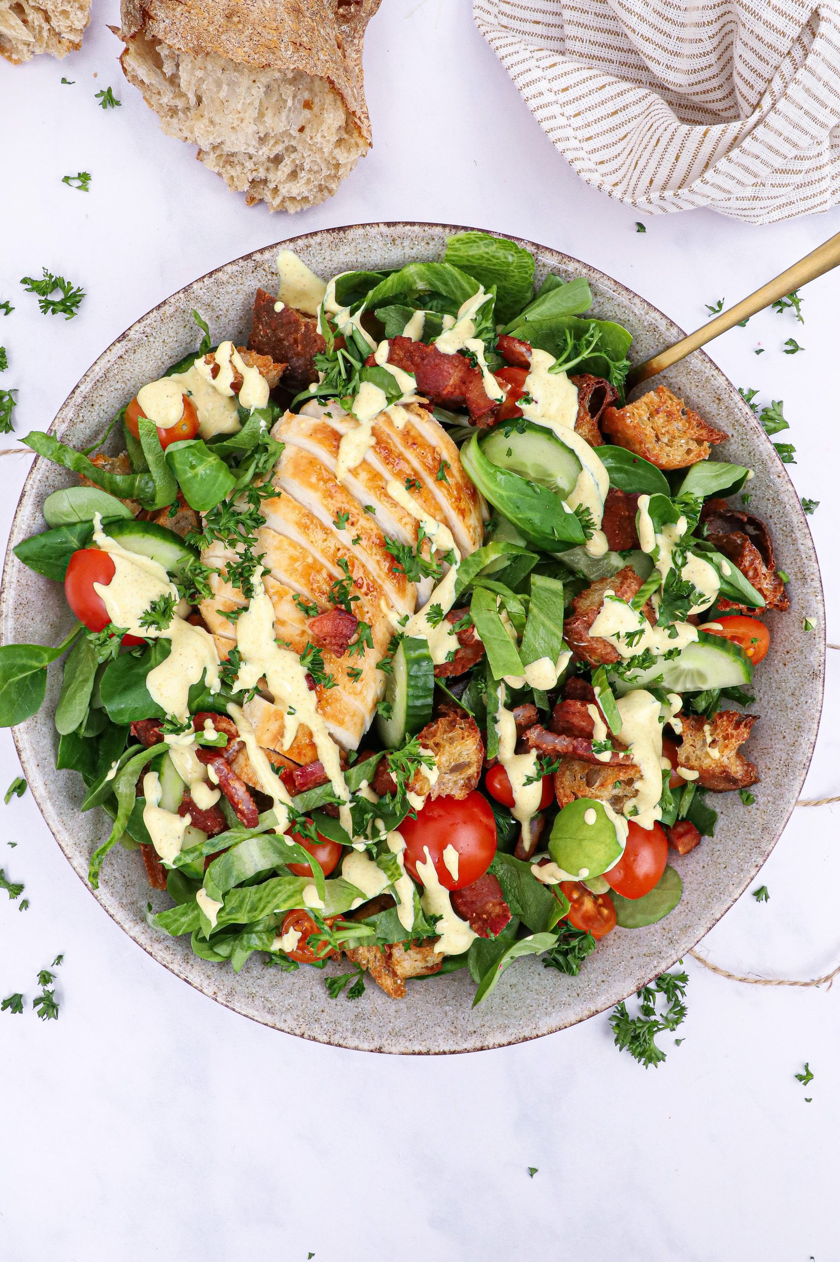 Club sandwich salat - Opskrift på kyllingesalat med karrydressing