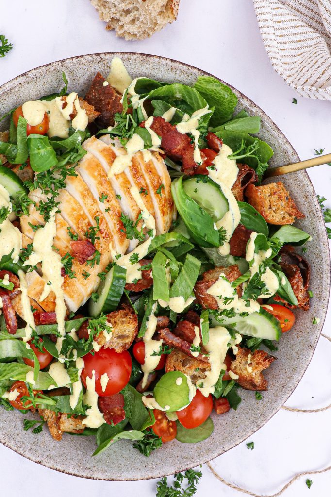 Club sandwich salat - Opskrift på kyllingesalat med karrydressing