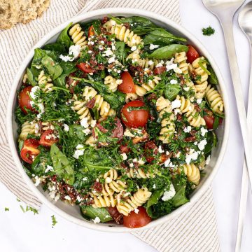 Pastasalat med spinat og tomat - Opskrift på fyldig pastasalat