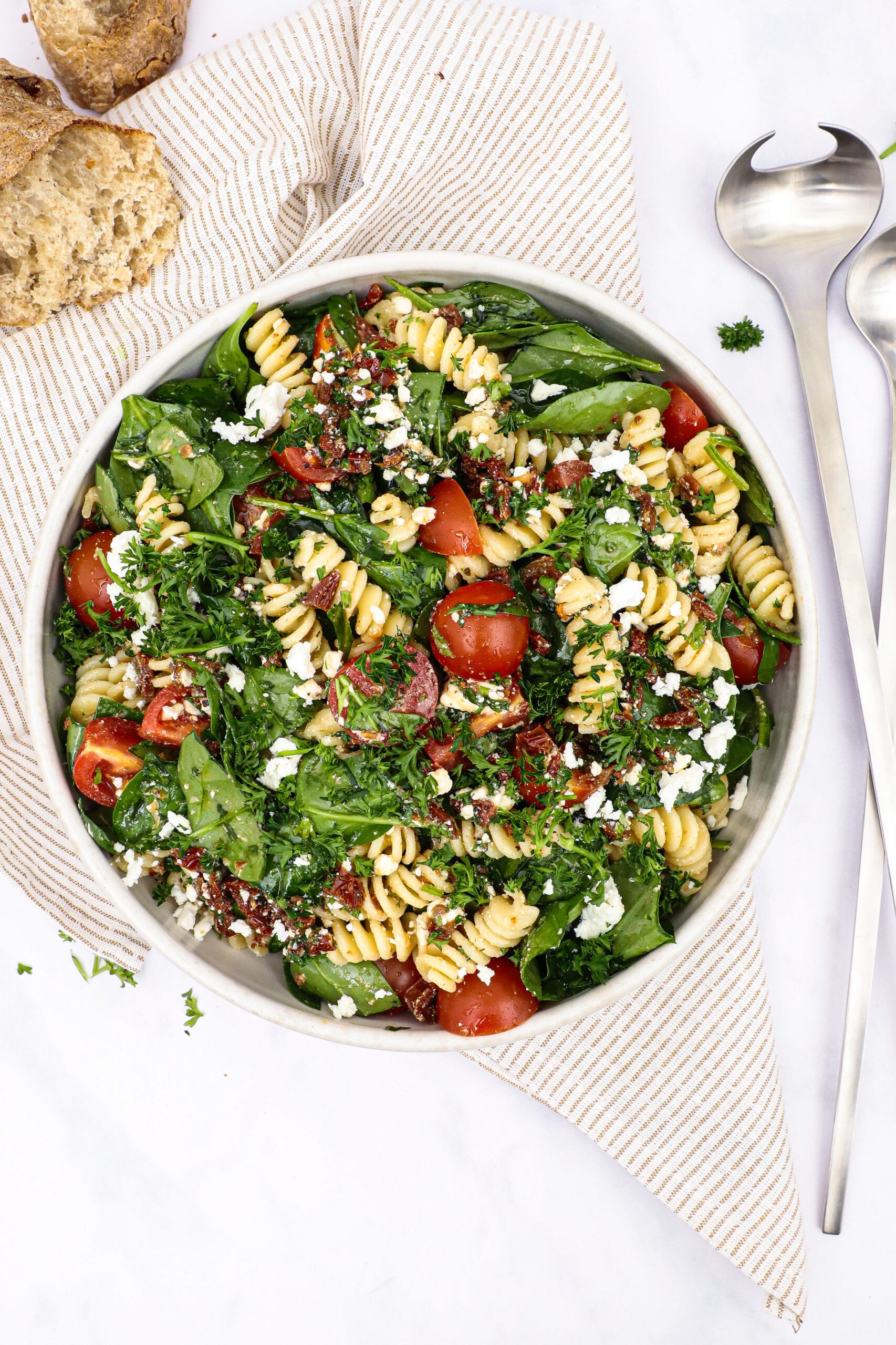 Pastasalat med spinat og tomat - Opskrift på fyldig pastasalat