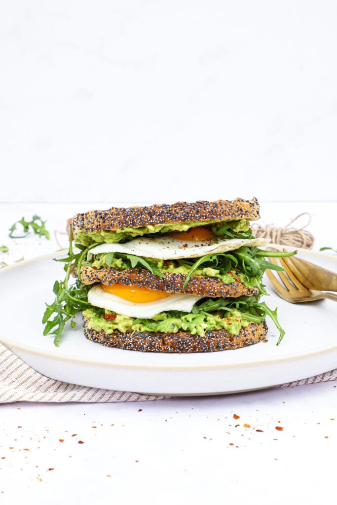 Avocado toast - Opskrift på toast med avocado og spejlæg