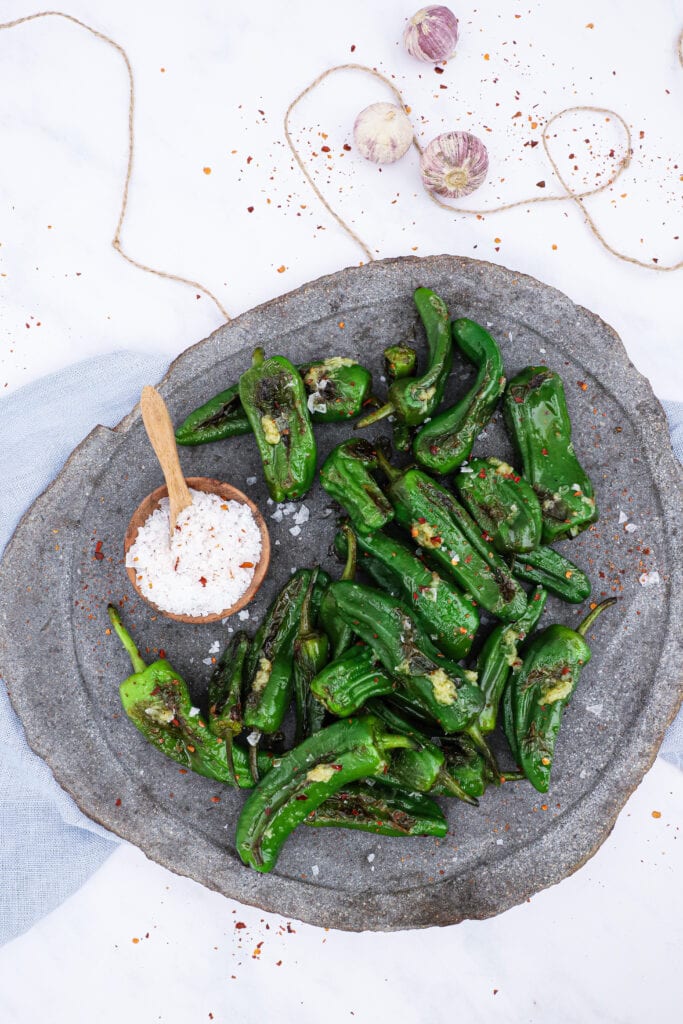 Stegte padron peber med hvidløg og chili - Nem opskrift