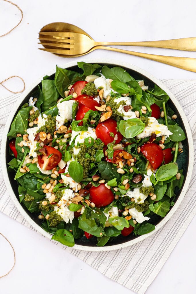 Tomatsalat - Opskrift på nem tomatsalat med spinat og pesto