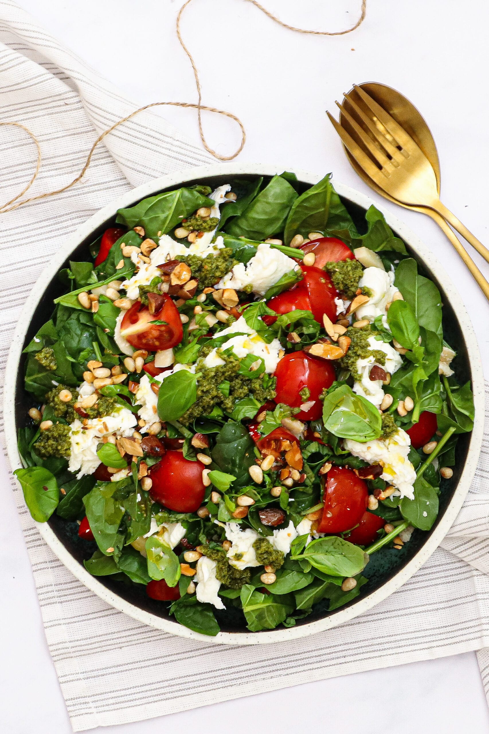 Tomatsalat - Opskrift på nem tomatsalat med spinat og pesto