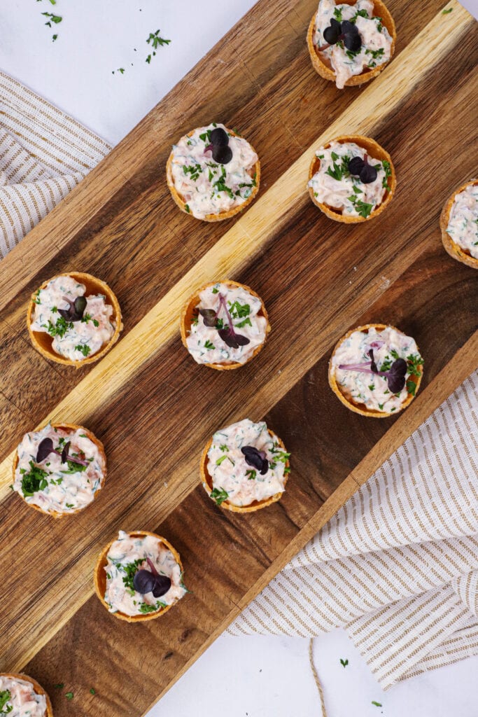 Krustader med laks - Opskrift på appetizer med laksesalat