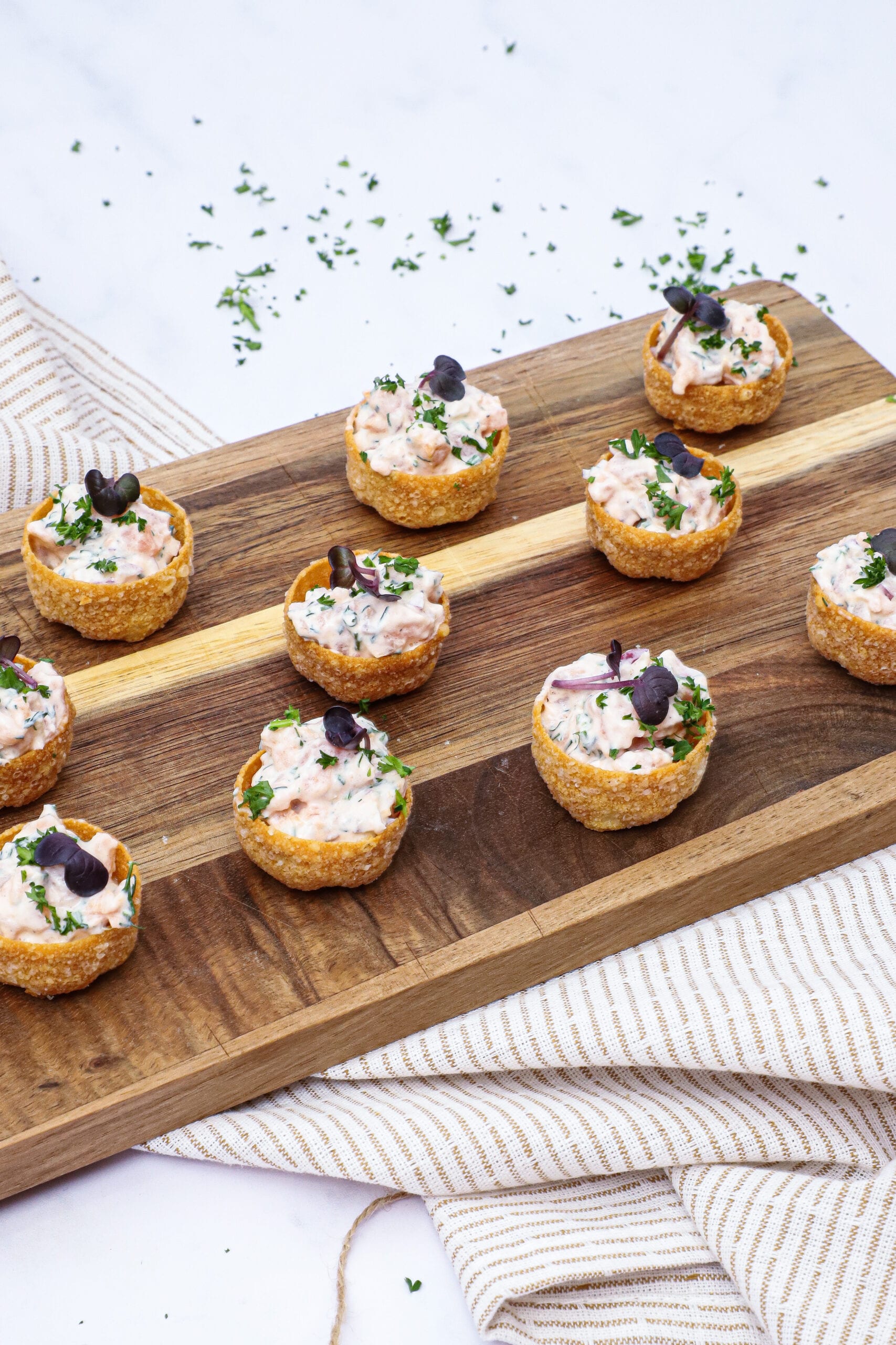 Krustader med laks - Opskrift på appetizer med laksesalat