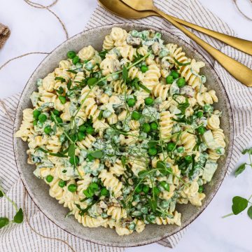 Pastasalat med karrydressing - Opskrift på pastasalat med karry og bacon