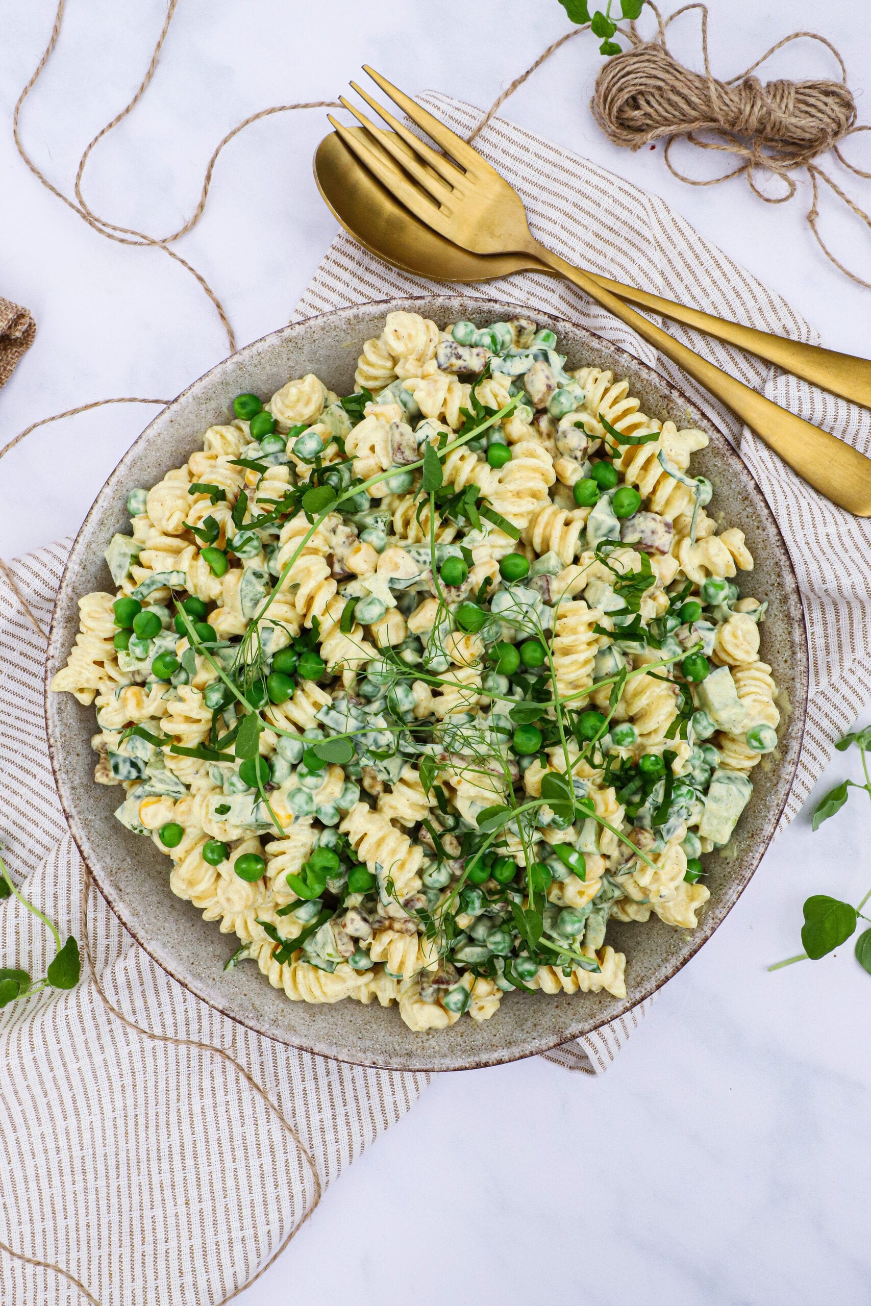 Pastasalat med karrydressing - Opskrift på pastasalat med karry og bacon