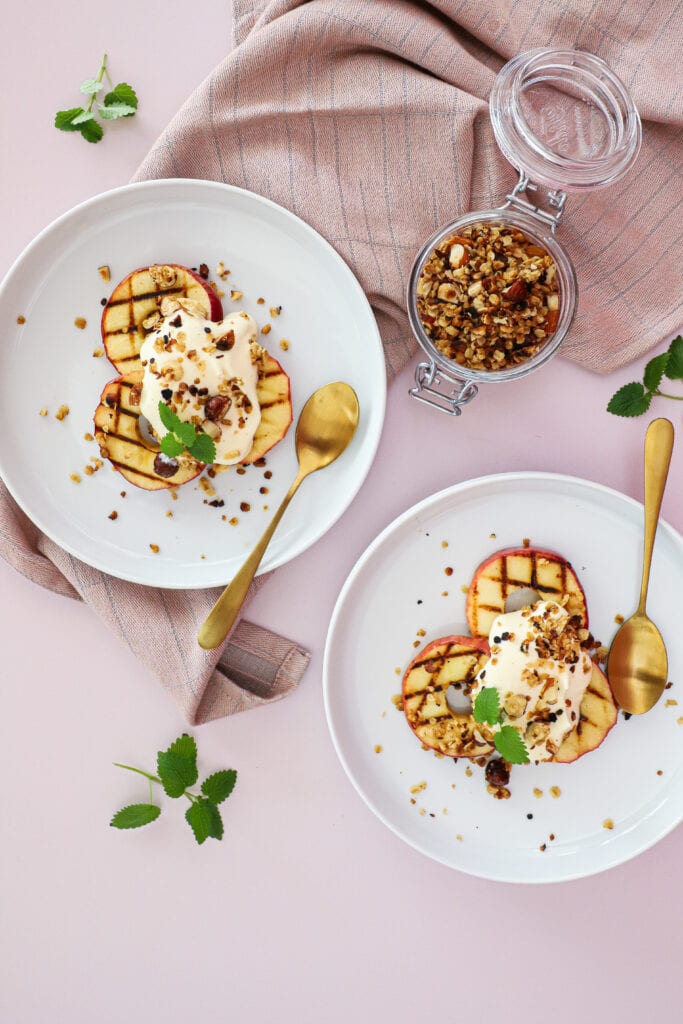 Grillet æble med råcreme og crumble - Opskrift på grillet dessert