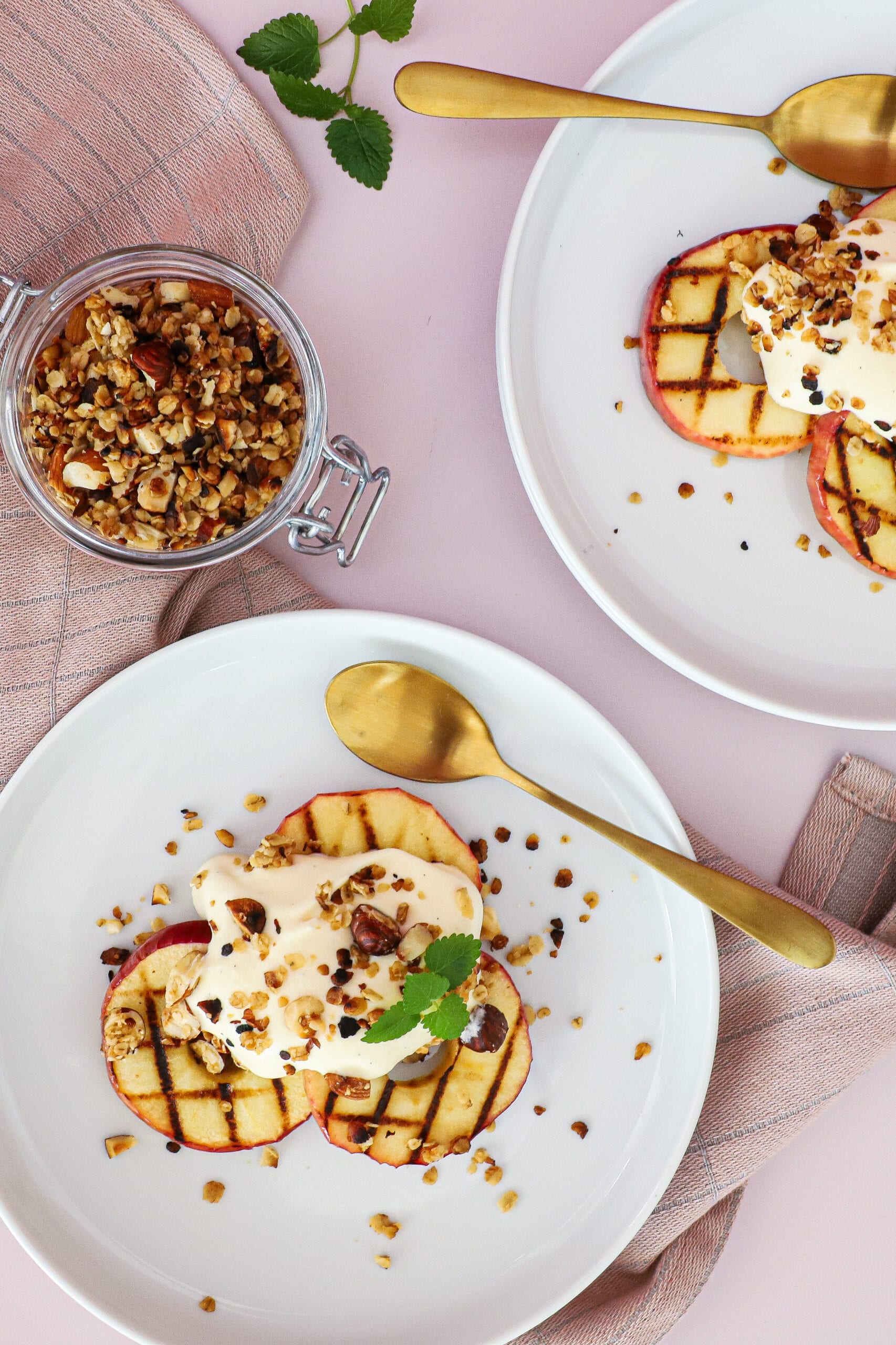 Grillet æble med råcreme og crumble - Opskrift på grillet dessert