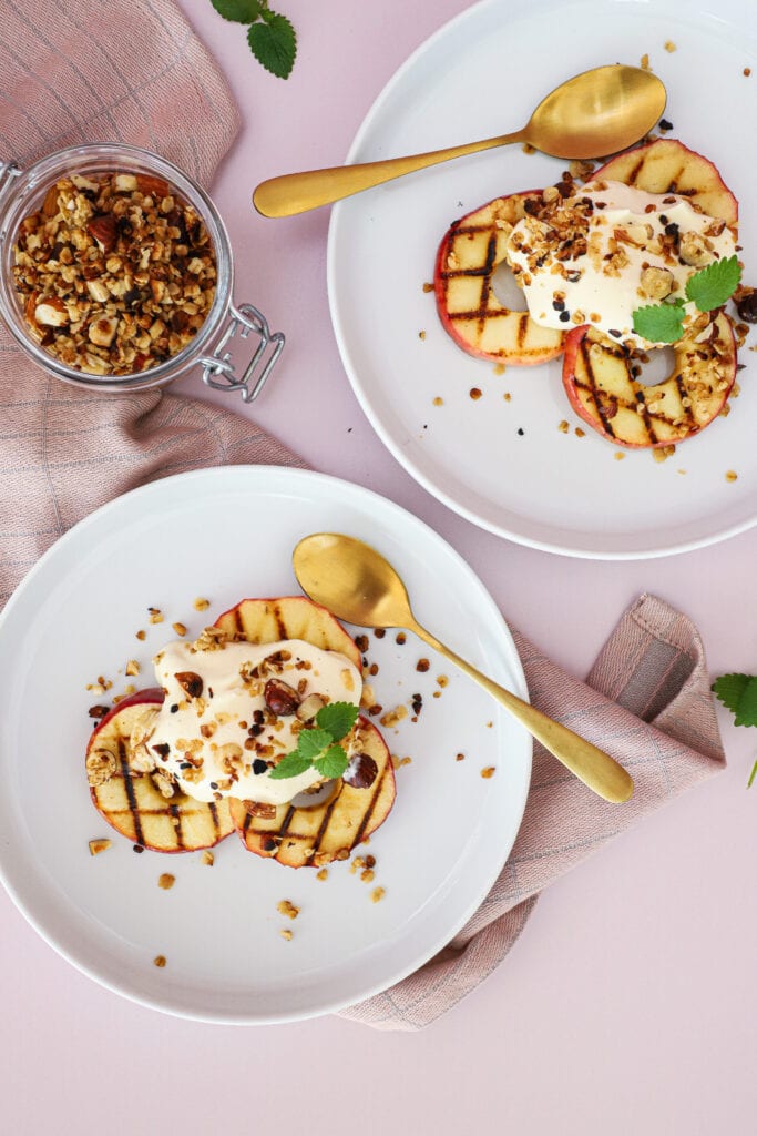 Grillet æble med råcreme og crumble - Opskrift på grillet dessert