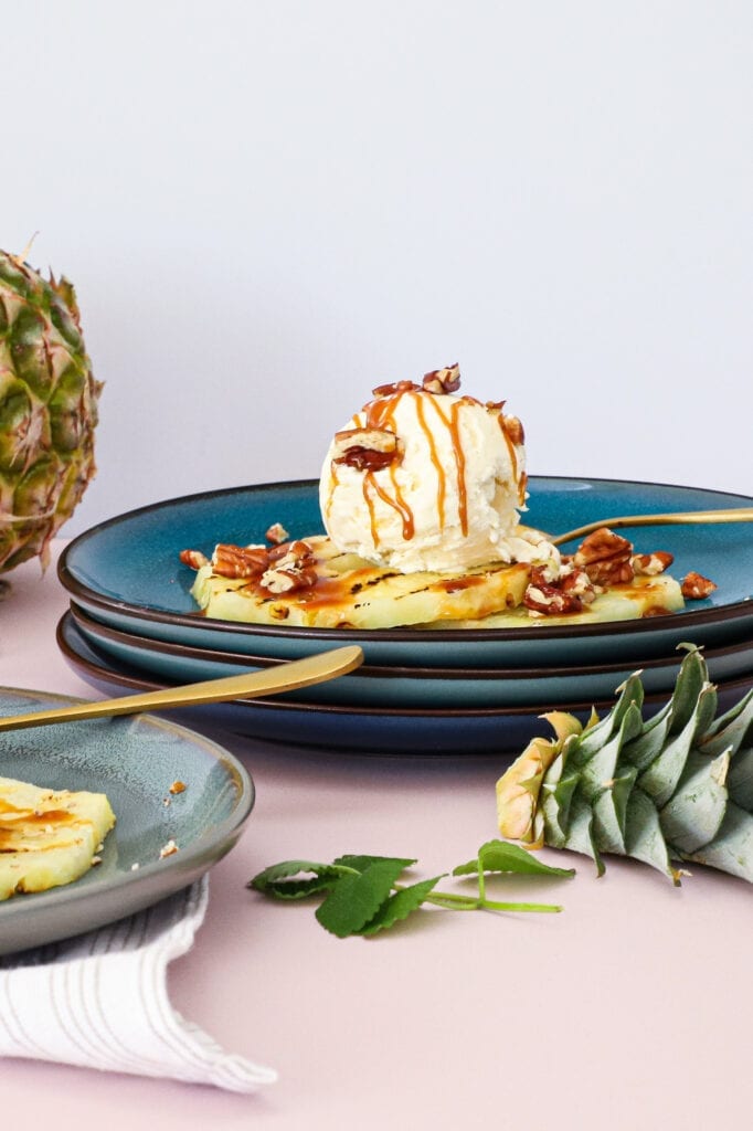 Grillet ananas med vaniljeis og karamelsauce - Opskrift på grillet dessert