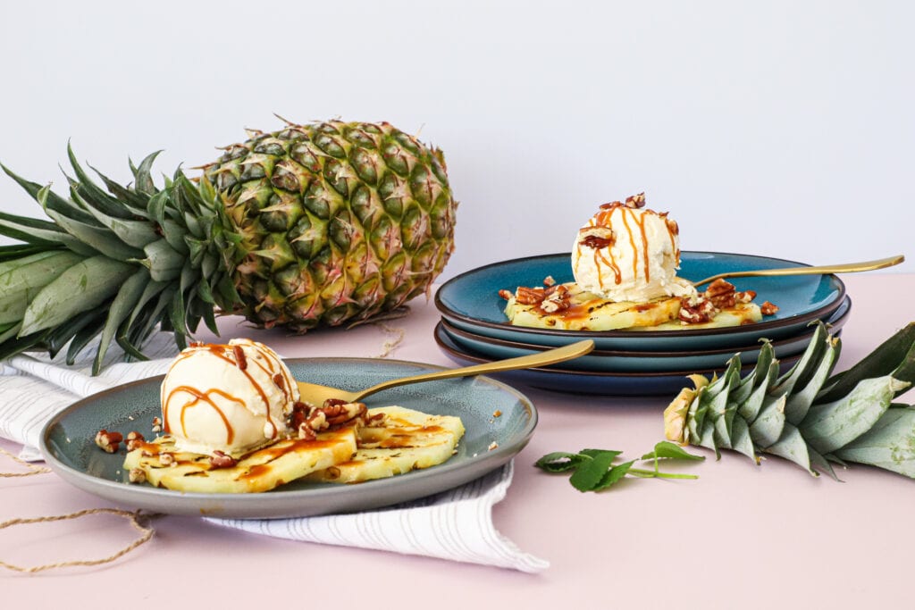 Grillet ananas med vaniljeis og karamelsauce - Opskrift på grillet dessert