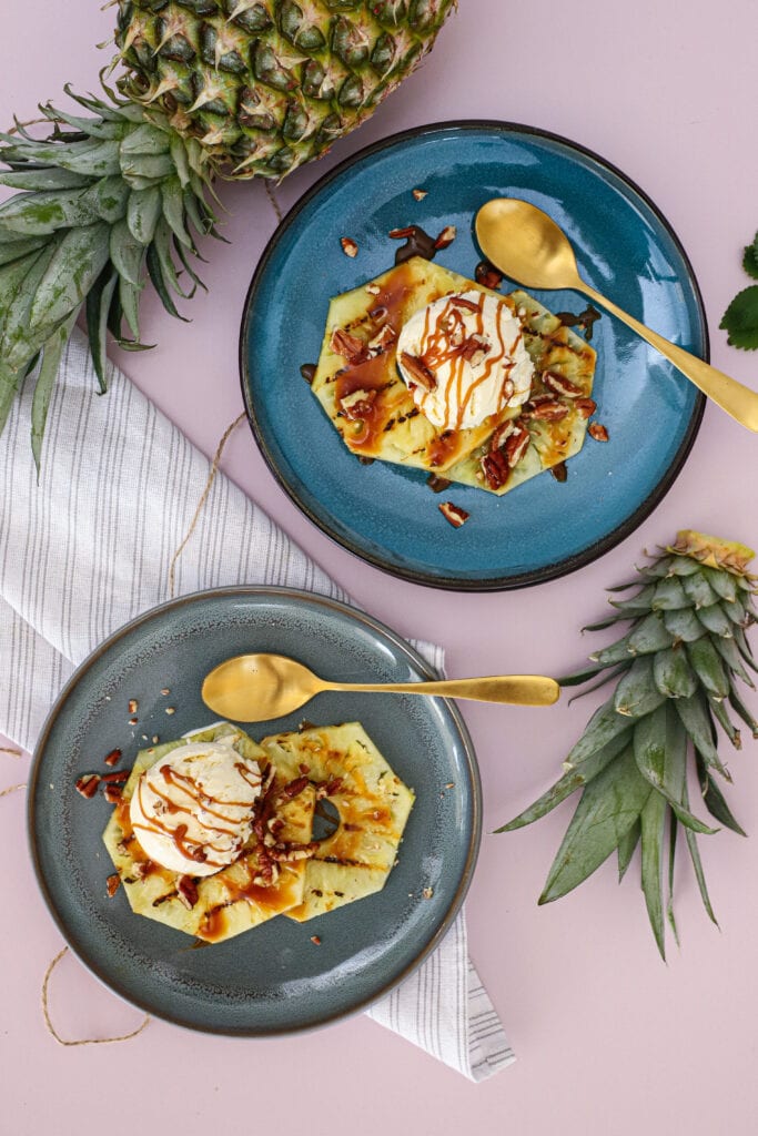 Grillet ananas med vaniljeis og karamelsauce - Opskrift på grillet dessert