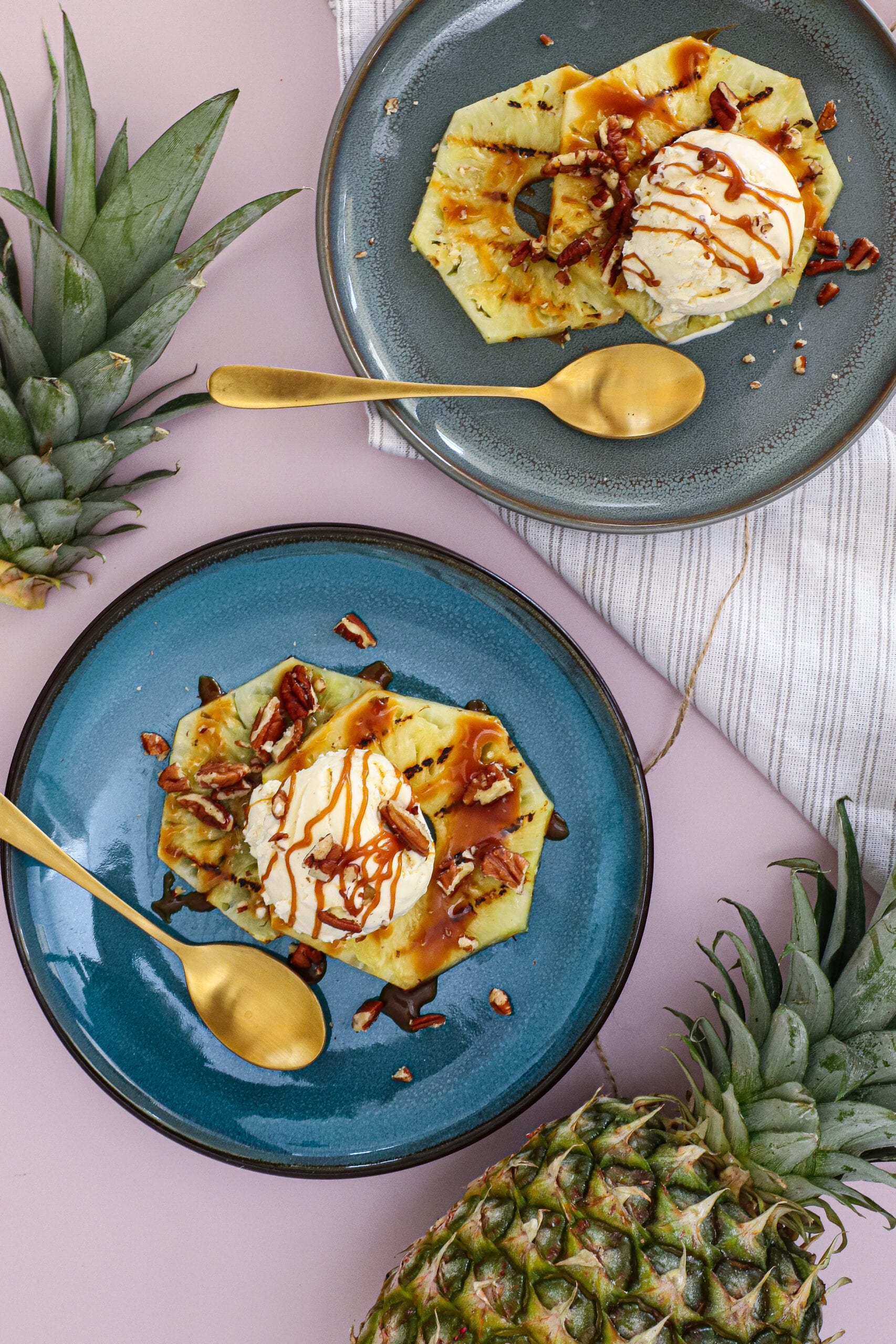 Grillet ananas med vaniljeis og karamelsauce - Opskrift på grillet dessert