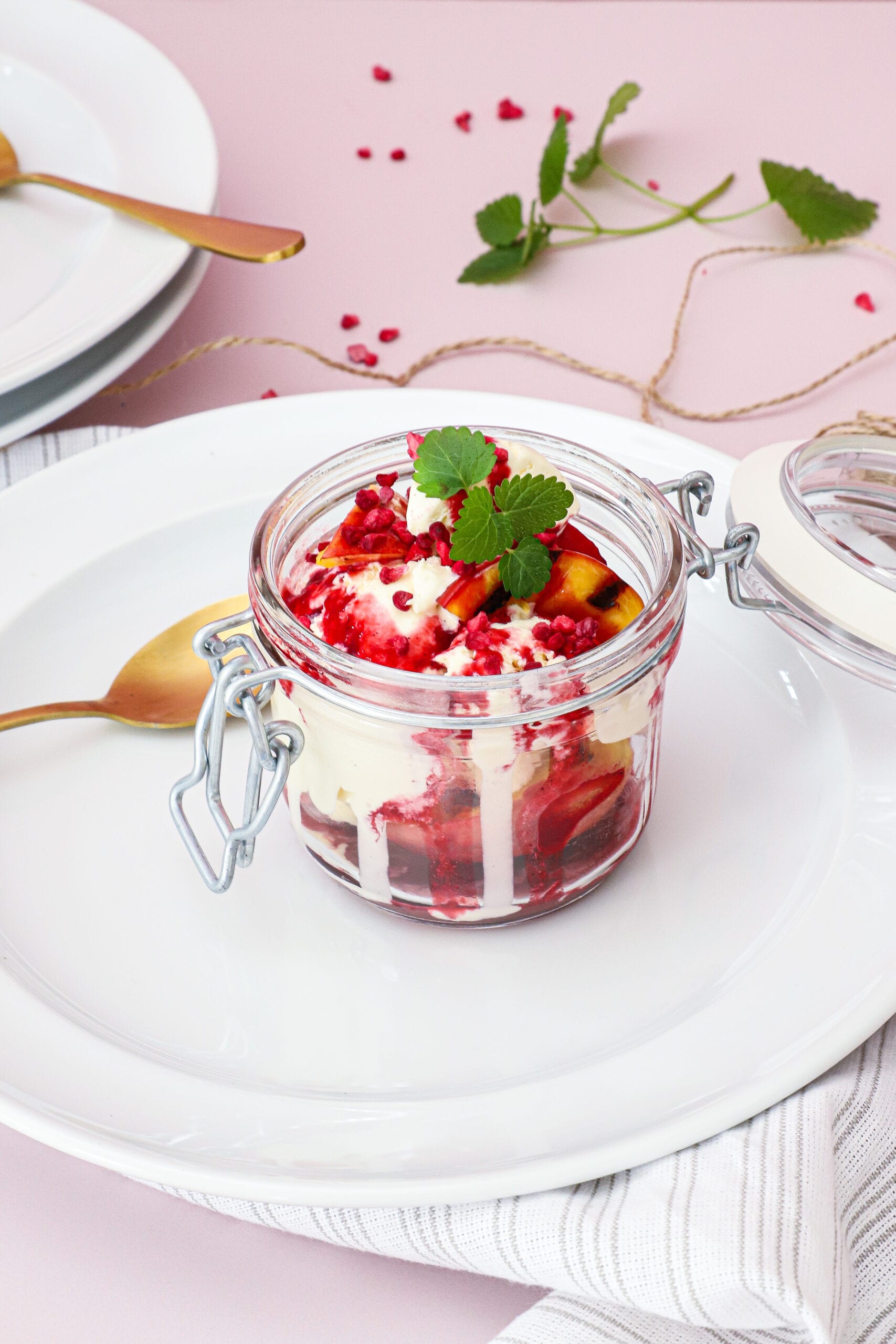 Grillet fersken med vaniljeis og hindbærcoulis - Opskrift på grillet dessert